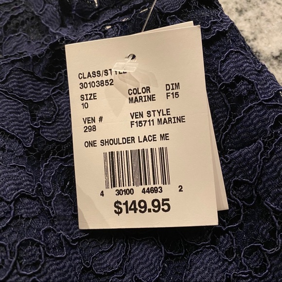 David’s Bridal VEN STYLE Bridesmaid dress - Picture 7 of 9